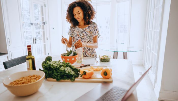 girl creating Mindful Eating Environment